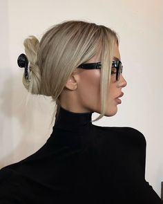 Dark Makeup Aesthetic, Media Cola, Miu Miu Glasses, Trending Hair, Glasses Makeup, Makeup Aesthetic, Dark Makeup, Model Aesthetic, Short Hairstyle