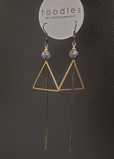 toodles BY TOODLEBUNNY Collection Geometric open brass triangles are wirewrapped with a semiprecious stone for a pop of color and contrasting gunmetal brass curb chain. Brass shepard hook earwires. Length 4.5" Uneven Earrings, Soldered Earrings, Dyi Earrings, Triangle Jewelry, Moss Agate Jewelry, Duster Earrings, Jewelry Organizer Wall, Black Labradorite, Aluminum Jewelry