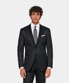 A classic, highly adaptable suit with a full canvas and pleated shoulders—this dark grey Havana makes a smart go-to for any occasion needing a touch of timeless refinement. Black Suit Tie Combination, Suit Tie Combination, Formal Wedding Suit, Dark Gray Suit, Charcoal Suit, Suit Tie, Men Formal