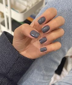 Round Grey Nails, Squoval Dark Nails, Autumn Grey Nails, Gel Real Nails Ideas, Grey Dip Nails Ideas, Gray Nail Polish Ideas, Short Gray Nails With Design, Grey Nail Color Ideas, Cold Weather Nail Colors