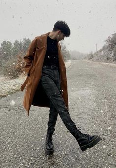 Layered Masc Outfits, Modern Guy Outfits, Androgynous Amab Fashion, Alt Fashion Nonbinary, Natural Masculine Makeup, Queer Academia Outfit, Masc Winter Clothes, Unique Mens Fashion Outfits, Nordic Outfit Men