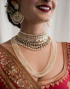 Sabyasachi Bride Jewellery, Rajputi Necklace Set Gold, Engagement Jewellery Indian, Neck Pics, Draping Saree, Layered Jewellery, Bandhani Sarees, Jodha Akbar, Bridal Necklace Designs