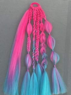 Festival braids, Barbie themed colorway with a several different braids plus a lose strand to wrap around your ponytail. Super cute and perfect for all ages and can be worn several different ways. Festival Hair Ponytail, Rave Braids Festival Hair, Festival Hair Ideas, Dreads Diy, Yarn Dreads, Festival Hair Braids, Rave Braids, Hair Braid Patterns, Festival Braids