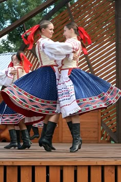 Slovak Folklore, Cultural Dress, Cultural Clothing, Folk Culture, Clothing Embroidery, Types Of Dancing, World Dance, Folk Dress, Folk Clothing