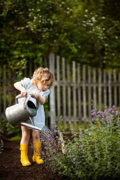 People Gardening, Craft Activity For Kids, 숲 사진, Children's Garden, Garden Girls, Craft Activity, Garden Photography, Garden Photos, Photo Vintage