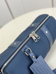 Description L.V City Keepall Aerogram Blue For Men, Bags, Shoulder And Crossbody Bags 10.6in/27cm LV Rep 1:1 Size: 27 x 17 x 13 cm / 10.6 x 6.7 x 5.1 inches (Length x Height x Width) Inspired by L.V’s historic Keepall bag, the City Keepall bag is a compact and stylish everyday companion. This version is crafted in buttery-soft Aerogram in an elegant shade of grey, embellished with a signature name tag and the ‘LV’ initials in tone-on-tone metal. It also comes with an adjustable strap for comfort Blue For Men, Fan Fashion, Name Tag, Brunei, New Bag, Blue Man, Evening Bags, Mini Bag, Louis Vuitton Bag