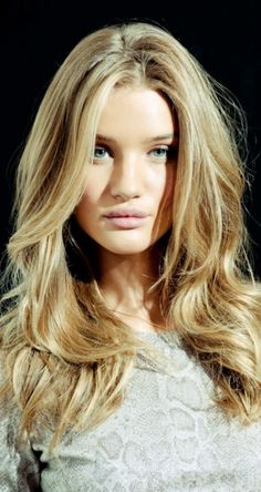 Rosie Huntington Whiteley. She is just about flawless. Great hair always! Pretty Blonde Hair, Long Blonde Hair, Long Layered Hair, Layered Hair, Hair Envy, Great Hair, Hair Day, Gorgeous Hair, Medium Hair Styles