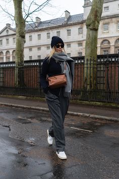 Grey Trousers Outfit, Wide Leg Trousers Outfit, Grey Pants Outfit, Emma Hill, Trainers Outfit, Beanie Outfit, Look Adidas, Estilo Indie, Mode Casual