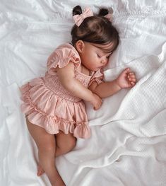 Spring Baby Girl Outfits, Cool Baby Girl Outfits, Baby Spring Pictures, Cute Baby Outfits Girl, Newborn Baby Outfits Girl, Aesthetic Baby Girl Outfits, Baby Spring Outfits