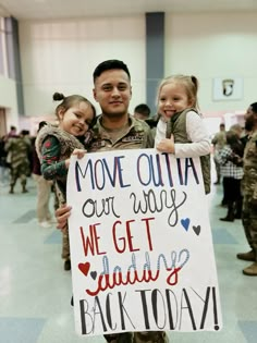 Soldier coming home sign idea! #soldier #cominghome #reunitefamilies #army #welcomehome #sign #signidea Deployment Coming Home Signs, Army Welcome Home Signs, Diy Welcome Home Signs For Military, Welcome Home Military Signs, Deployment Kids