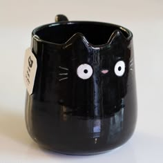 Black Cat Mug with Tail Handle Cute Ceramics, Arte Inspo, Clay Art Projects, Ceramics Pottery Art, Cool Mugs, Ceramics Projects