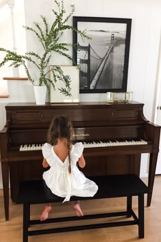 Photos Above Piano, Piano In Front Of Window Upright, Standing Piano In Living Room, Brown Piano Living Room, Console Piano In Living Room, Modern Piano Bench, Vintage Piano Decor Ideas, Decorating A Piano Top, How To Style A Piano Top