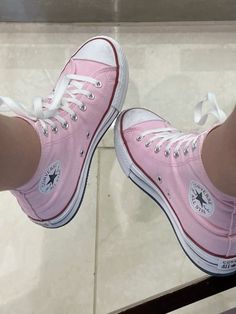 Pink @converse Boty Converse, Zapatillas All Star, Cute Converse, Converse Pink, Trendy Shoes Sneakers, Dr Shoes, Preppy Shoes, Pretty Shoes Sneakers, Pink Converse