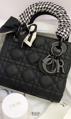 Dior Handbags Aesthetic, Dior 2023 Bag, Trendy Bags 2022, Black Bag Aesthetic, Dior Designs, Lady Dior Handbag, Tas Bahu