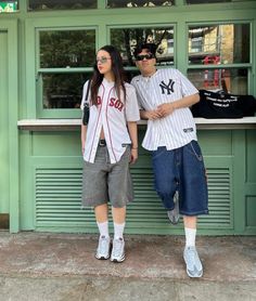 Matching Jorts Outfits, Matching Streetwear Outfits, Matching Couple Outfits Streetwear, Couple Fits Streetwear, Baseball Outfit Women, Couple Fashion Matching, Couple Outfits Matching Casual, Couple Outfits Streetwear, Baseball Jersey Outfit Women