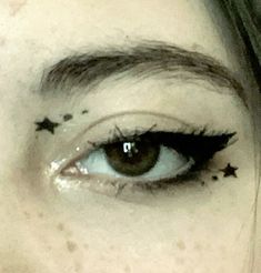 Easy Alternative Makeup, Makeup Ideas With Eyeliner, Eyeliner Ideas Aesthetic, Simple Emo Makeup, Cute Eyeliner Looks, Alt Eye Makeup, Emo Eye Makeup, Pretty Eyeliner, Star Eyeliner