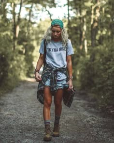 Hipster Outfits Spring, Camping Outfits For Women Summer, Cute Camping Outfits, Wander Outfit, Surfergirl Style, Climbing Outfit Woman, Summer Camping Outfits, Pakaian Hipster, Camping Outfits For Women