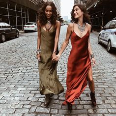 Slip Dress V Neck, Split Dress Poses, Summer Outfits 2024 Fashion Trends Women Dress, Slip Dress With Boots, Farm Wedding Guest Outfit, Slip Dress Wedding Guest, Simple Satin Dress, Slip Dress Styling, Casual Slip Dress