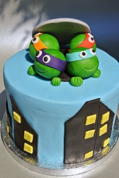 there is a cake with two turtles on it