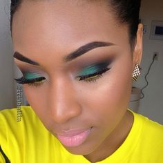 Instagram Analytics Alexis Vogel, Melanin Makeup, Mac Blush, Blue Makeup Looks, Bold Eyes, Face Beat, Neutral Eyeshadow, Green Eyeshadow, Beat Face