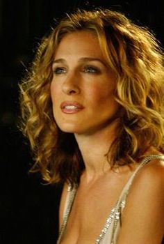 Sarah Jessica Parker Hair Curly, Midlength Curly Hair, Sara Jessica Parker Hair, Sarah Jessica Parker Hair, Carrie Bradshaw Hair, Mid Length Curly Hairstyles, Sara Jessica Parker, Haircut For Face Shape, Shoulder Length Curly Hair