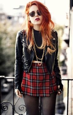 Pasos para vestirte como un verdadero punk Stile Punk Rock, Look Grunge, Shalom Harlow, Punk Looks, Modern Punk, Rock Outfit, Carla Bruni, Rock Outfits, Linda Evangelista