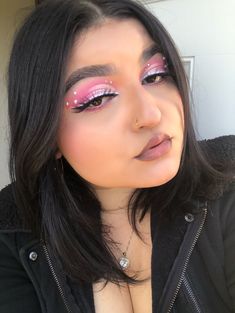 Pink Half Cut Crease Makeup Look Pink Eye Looks With Gems, Pink Eyeshadow Rhinestones, Makeup Gem Looks, Pink Coachella Makeup, Eyeshadow Gem Looks, Gem Stone Makeup Look, Pink Pearl Eye Makeup, Pink Eye Makeup With Gems, Pink Makeup With Pearls