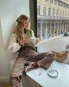 #outfits #ootd #leopard #winter #fall Winter Eclectic Outfit, Winter 2024 Trends Fashion, Green And Leopard Outfit, Eclectic Winter Outfit, Leopard Print Top Outfit, Print Coat Outfit, Parisian Style Fall, Printed Top Outfit, Granny Chic Fashion