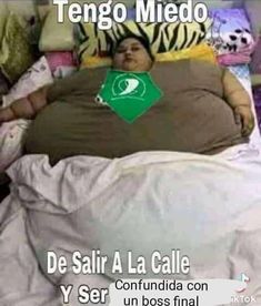 a man laying in bed with the caption'de salr a la calle y ser un boss final '