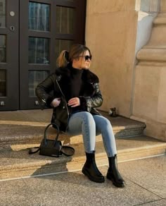 Winter Outfits Ladies, Workwear Women, Outfit Informal, Outfits Ladies, Black Boots Outfit, Outfits Con Jeans, New York Outfits, Casual Wide Leg Pants, Casual Day Outfits