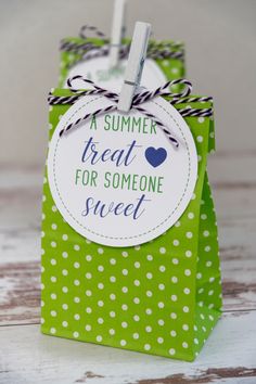 a green bag with a tag that says, a summer treat for someone sweet