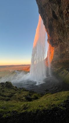 Pretty Places On Earth, Beautiful Magical Places, Pretty Places To Visit, Down To Earth Aesthetic, Iceland Sunset, Nature Iceland, Iceland Aesthetic, Sunset Waterfall, Waterfall Photos