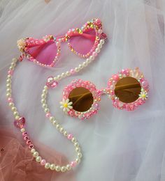 Shimmering with Pearls and Crystal Hearts, this sunny chain are styled to express your child's dazzling personality. Let your little ones Sparkle in the sun and shine with confidence! They are perfect to pair with our Sparkle sunnies, and of course, helping to keep it with them all day. No more forgetting their sunnies! What you need to knowWARNING! CHOKING HAZARD! Contains small parts. Please do not leave children under the age of 3 without parental supervision while wearing.Designs may vary. Belly Jewelry, Blue Heart, Jewelry Business, Crystal Heart, Diy Beads, Diy Baby Stuff, Craft Fairs, Cute Jewelry