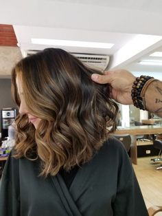 Morena Iluminada Honey Brown 🍯 By @ricardoinaciohairstylist Short Hair Babylights, Brown Bob Hair, Hair Color Underneath, Brown Hair Dye, Brunette Hair With Highlights, Hairstyles For Layered Hair