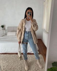 Outfit Botas, Nude Outfits, Looks Jeans, Mode Zara, Mom Jeans Outfit, Winter Fashion Outfits Casual, Beige Outfit, Trendy Fall Outfits, Causual Outfits