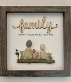 Family Pebble Art, Picture Friends, Stone Pictures Pebble Art, Rock Family, Stone Wall Art, Pebble Art Family, Images D'art, Pebble Pictures, Art Friend