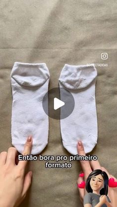 someone is holding two pairs of white socks with the words, entrao bra pro prima prima formatato