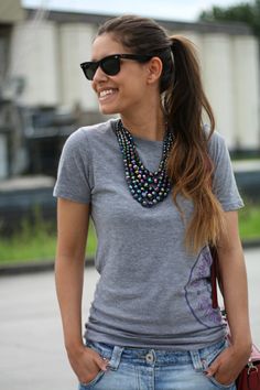 How obvious! Grey t-shirt, faded boyfriend jeans are a really casual outfit. But! You add the cute black sling back pumps AND the gorgeous STATEMENT NECKLACE, she is looking tres' chic. It's the Necklace! Post Pregnancy Clothes, Statement Necklace Outfit, Style Désinvolte Chic, Necklace Outfit, Crop Top With Jeans, Summer Fashion For Teens, Quoi Porter, Casual Necklaces, Outfit Layout