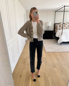 Cardigan And Jeans Outfit, Casual Womens Outfit, Office Outfit Business Casual, Green Cardigan Outfit, Cardigan And Jeans, White Tshirt Outfit, Coordinated Outfits, Spring Business Casual, Outfit Cardigan