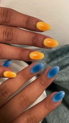 Aura Nails Yellow Orange, Blue And Yellow Aura Nails, Yellow And Orange Aura Nails, Aura Nails Different Colors, Blue Aura Nails Short, Alternating Nail Color, 2 Different Color Nails On Each Hand, Yellow Aura Nails