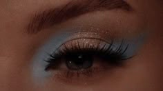 Makeup For Blue And White Outfit, Hooded Eye Blue Makeup, Simple Blue Eye Makeup For Hooded Eyes, Dusty Blue Wedding Makeup, Pretty Eyeshadow Looks For Blue Eyes, Light Blue Hoco Makeup, Blue Gold Eye Makeup, Light Blue Make Up Looks, Light Blue And Gold Makeup