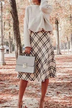 Elegant Fall Outfits You Must Try Right Now. Fashion Trends. Women’s Clothing. Casual Style. #fall #fashion #ootd #chic Skirt And Sweater, Rok Outfit, Fest Outfits, Simple Fall Outfits, Outfit Chic, Elegant Fall, Stil Elegant, A Skirt, 가을 패션