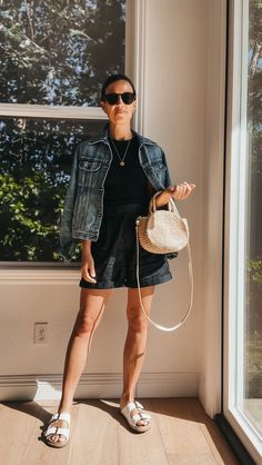 White Tailored Shorts, Spring Shorts Outfits, Casual Chic Denim, Look Short Jeans, Natalie Borton, Jeans Outfit Spring, Denim Jacket Outfit, Shorts Outfits Women, Look Short