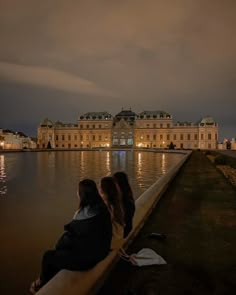 Vienna Belvedere Palace, Trio Travel Aesthetic, Best Friends In Europe, Vienna With Friends, Europe With Friends, Vienna Photo Ideas, Vienna Belvedere