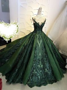 Recess Puffs, Quinceanera Green, Slytherin Dresses, Fantasy Vibes, Gaun Abad Pertengahan, Green Quince, Gala Ideas, Prom Inspo, Quinceanera Ideas