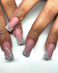 𝑳𝑼𝑿𝑼𝑹𝒀 𝑵𝑨𝑰𝑳 𝑨𝑹𝑻𝑰𝑺𝑻 (@prettyndivine) • Instagram photos and videos Cute Grey Nails, Grey Short Nails, Short Grey Nails, Gray Nail Ideas, Gray Nails Acrylic, Grey And Pink Nails, Grey Nails Ideas, Knotless Hairstyle, Pink And Grey Nails