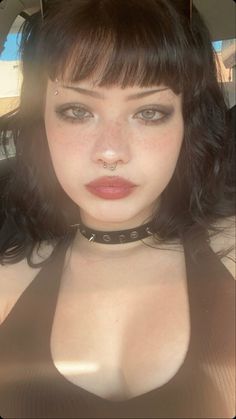 Plus Size Grunge Makeup, Green And Black Grunge Outfit, Makeup Looks Without False Lashes, Light Alternative Makeup, Summer Alt Makeup, Grunge Makeup Round Face, Natural Alternative Makeup, Spiky Eyebrows, Soft Goth Makeup Hooded Eyes