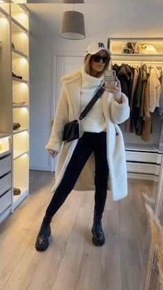 Santa Fe Outfits Winter, A Coat Outfit, Winter Style 2023, Very Cold Winter Outfits, Knitwear Ootd, New York Winter Fashion, Knitted Dress Outfit, Mantel Outfit