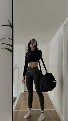 Gym aesthetic leggings that girl Moda Academia, Modele Fitness, Gymwear Outfits, Skandinavian Fashion, Cute Gym Outfits, Gym Fits, Berlin Fashion, Workout Fits, Fitness Inspiration Body