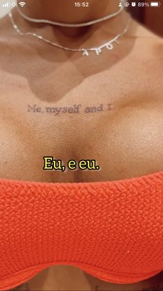 the back of a woman's chest with words written in spanish on her left side